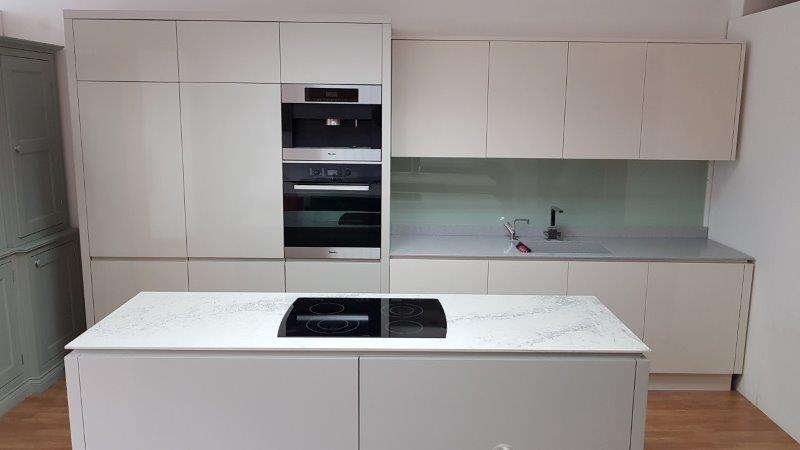 Robiny Kitchen Comfort White Compsite Stone And Corian Worktops