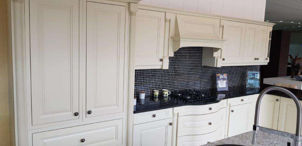 Traditional Shaker Style Alabaster Oak Doors Kitchen Granite