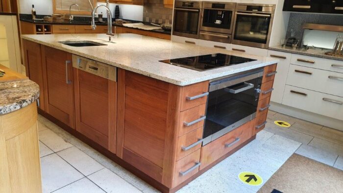 Walnut Island Granite Miele (