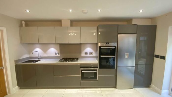 Grey Gloss Kitchen with Quartz Worktops & Siemens Appliances