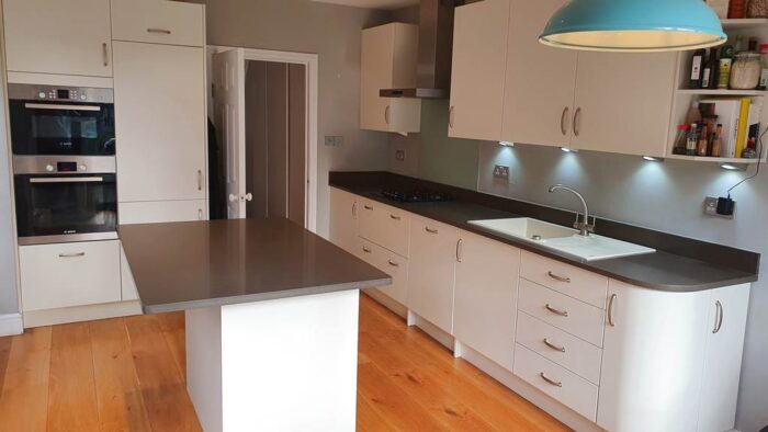 Off White Matt Kitchen Composite Worktops & Bosch Appliances