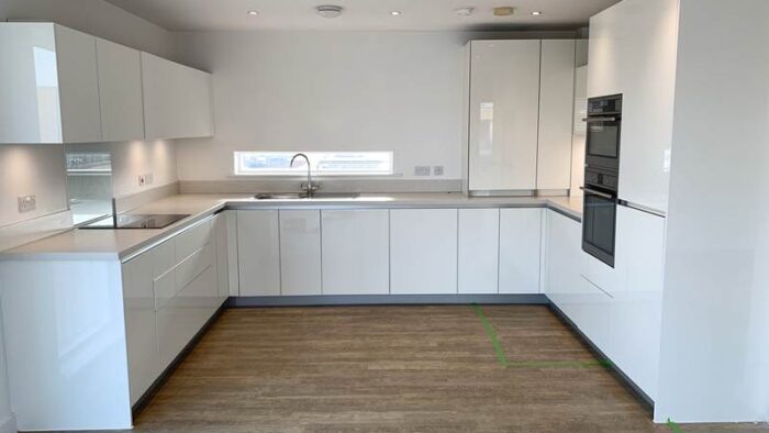 Modern White Gloss Commodore J Handle Kitchen All Appliances & Worktops