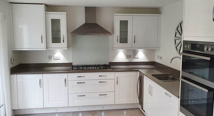 Modern inframe Shaker White Gloss Symphony Kitchen Composite Grey Worktops & Appliances