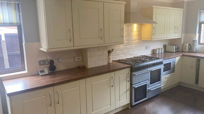 Cream Matt Shaker Kitchen with Utility Room & Appliances