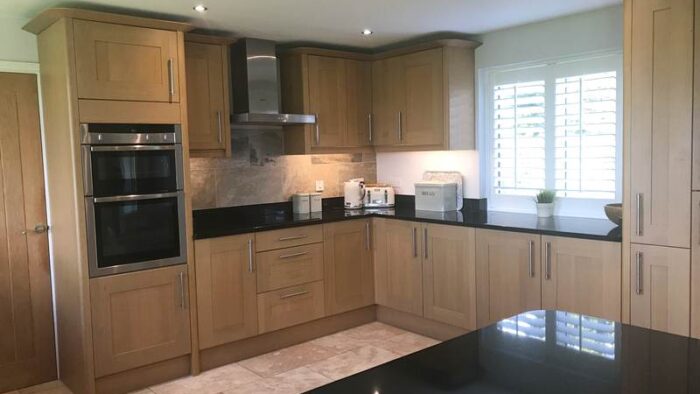 Benchmarx Wood Shaker Kitchen with Quartz Worktops & Appliances