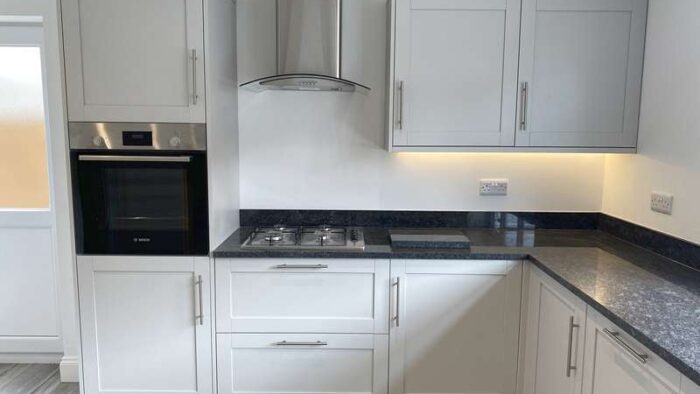 Howdens Shaker Chilcomb Dove Grey Kitchen & Utility Room Appliances Granite Worktops