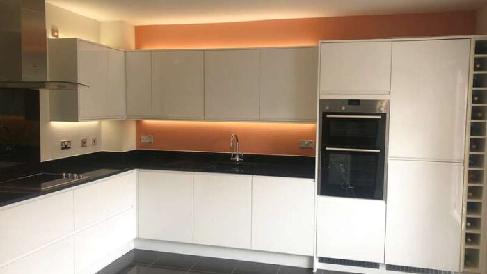 White Gloss J Handle Siemens Appliances Granite Worktops