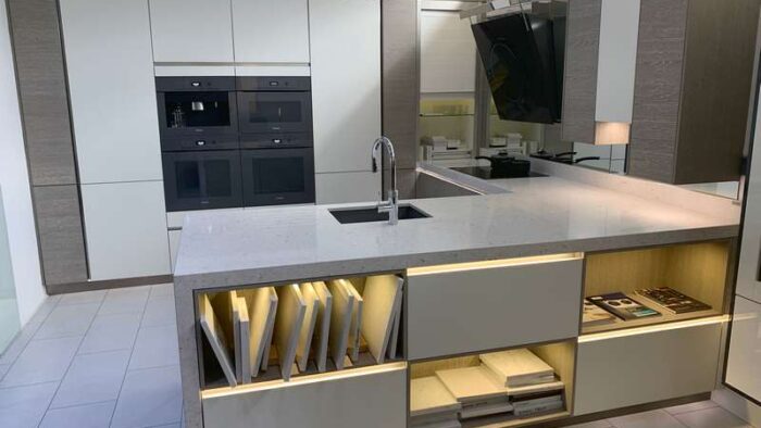 Ex Display Hacker AV5081 Grey Oak Wood Veneer + A2035 White Matt Kitchen