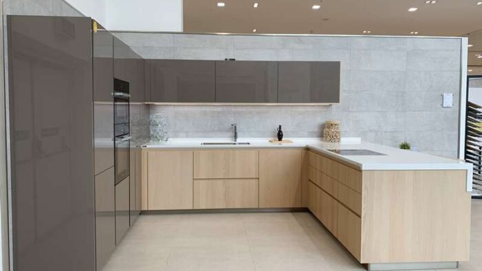 Ex Display Porcelanosa Roble Alba & Ferreo Brillo Kitchen & Peninsular