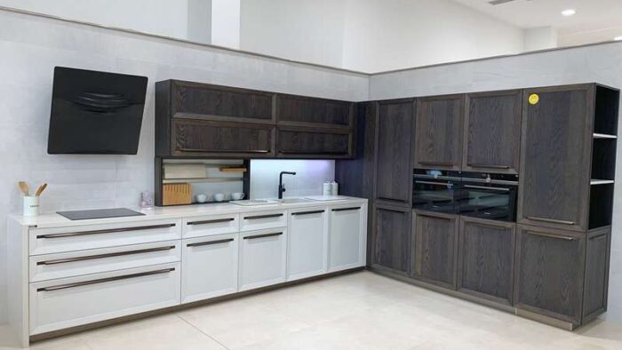 Ex Display Porcelanosa Roble Noche & Porcelana Matt Kitchen