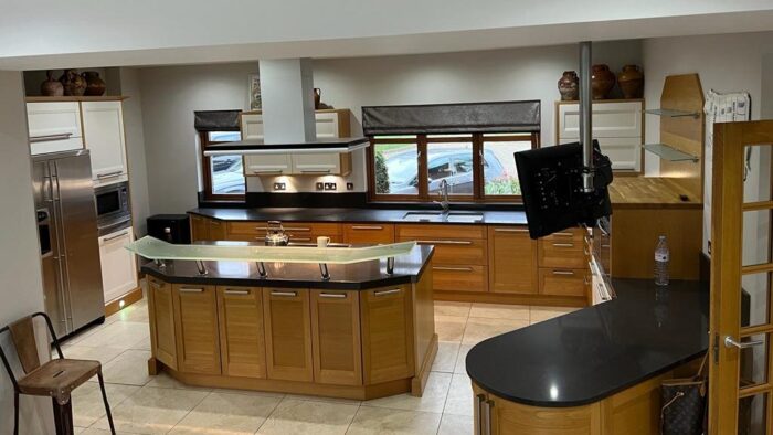 Large Stoneham Strata Light Oak & Classic White Door Kitchen & Island