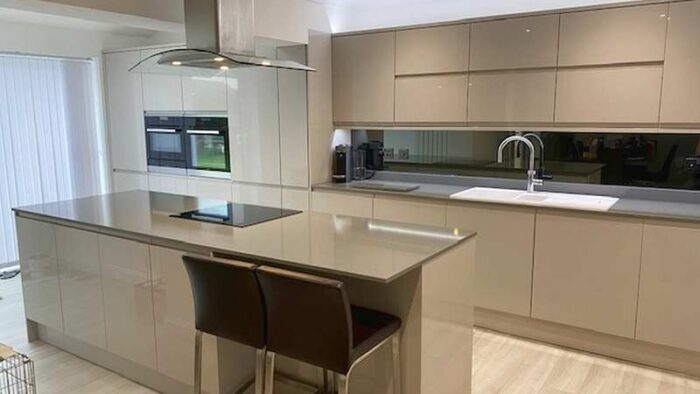 Howdens Gloss Cashmere Handleless Kitchen with Quartz Worktops & Appliances