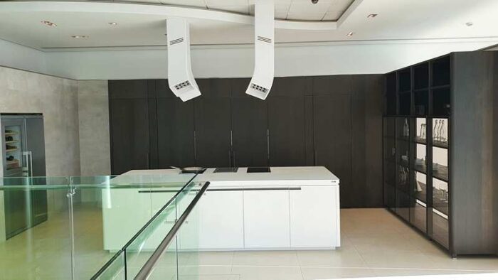 Ex Display Porcelanosa Quique Dacosta Roble Carbon & Snow White Kitchen & Island