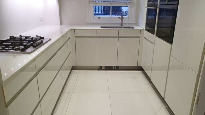 Leicht Gloss White Handleless Kitchen with Quartz Worktops & Siemens Appliances