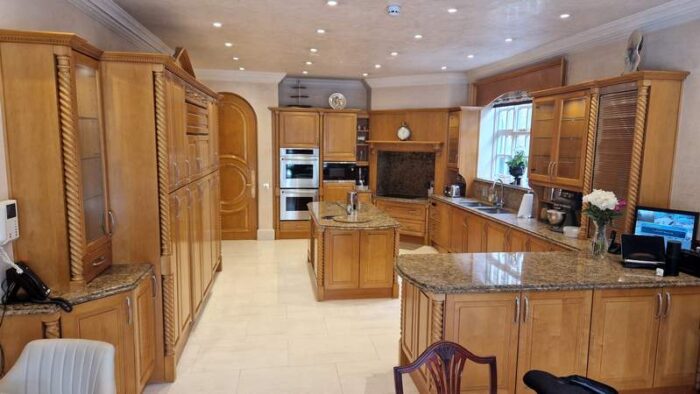 Wood Pilaster Bespoke Kitchen with Granite & Appliances