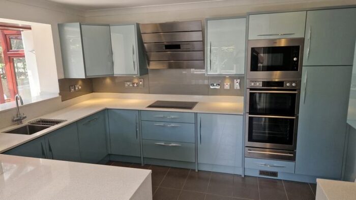 Fabulous Retro Gloss Blue Kitchen with Quartz Worktops & Appliances