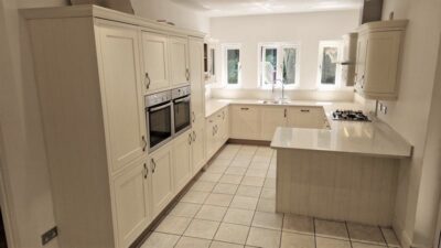 Mereway Bespoke Off White Wood Inframe Shaker Kitchen Quartz & Appliances