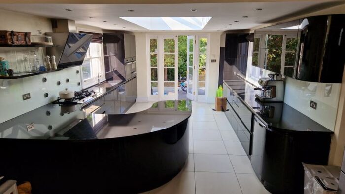 Modern Pedini Gloss Black Handleless Kitchen & Appliances