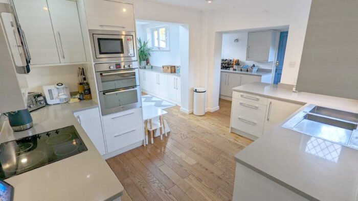 Bespoke-Modern-Large-Light-Grey-Grained-Gloss-Kitchen-Utility-Area-Bosch-Appliances-Quartz-Worktops