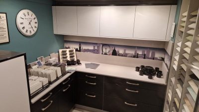 Ex Display Mariana Black - White Flash Corner Kitchen Run - Utility Area Decton Sirocco Natural 20mm Worktops