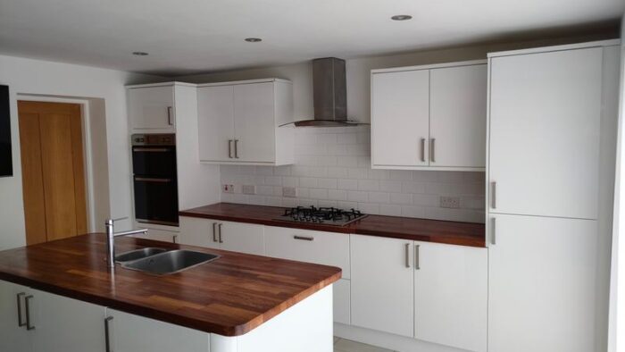 Howdens White Gloss Modern Kitchen & Island Appliances Wood Worktops