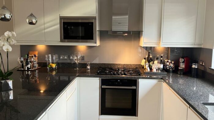 White Gloss Modern J Handle Neff Appliances Black Granite Worktops