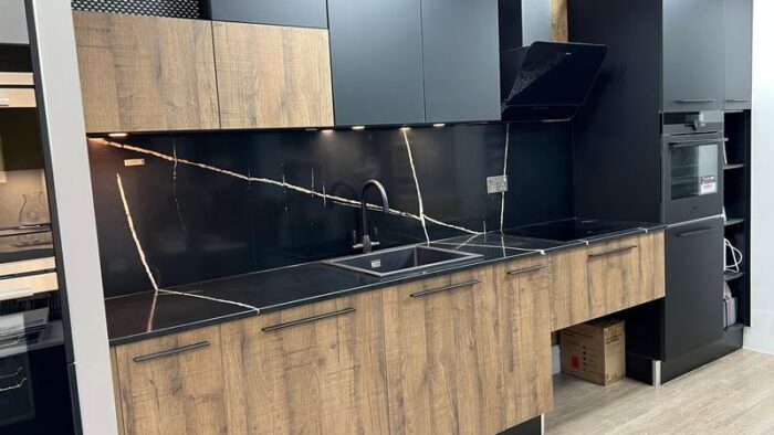 Ex Display Mobilturi Nevada Matt Black - Rovere Tobacco Antico - Stratos Black Glass Kitchen