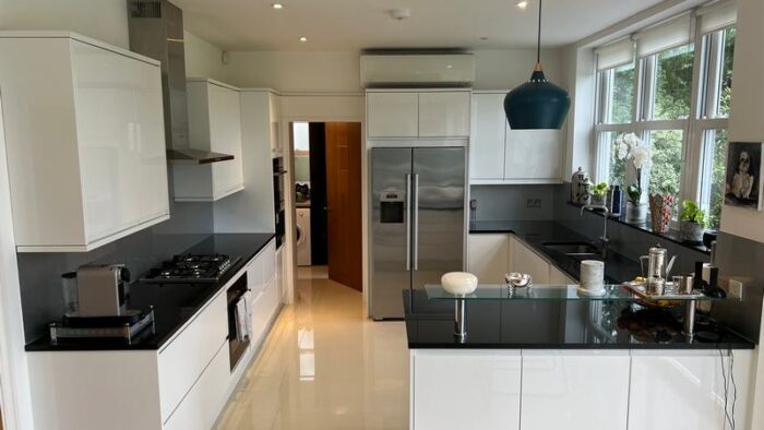 Large Modern White Gloss Kitchen Peninsular & Utility Room Neff Siemens Fohen Appliances Granite Worktops