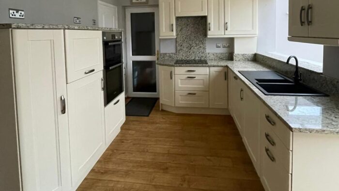 Modern Buttercream Shaker Kitchen Bosch Caple Appliances Granite Worktops