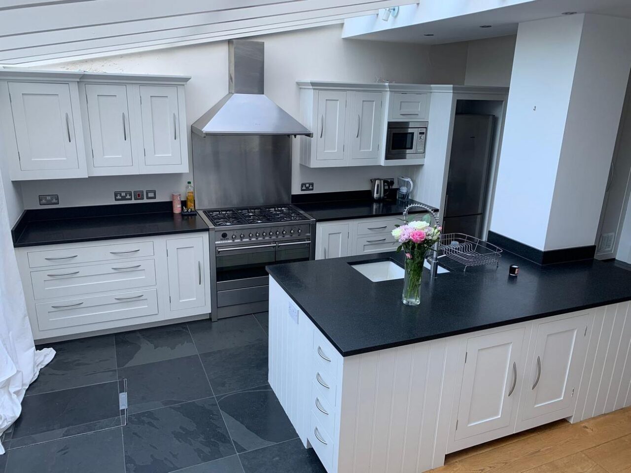 Bespoke Modern White Shaker Dovetail Joint Kitchen & Island Smeg Siemens Neff Franke Appliances Black Granite Worktops