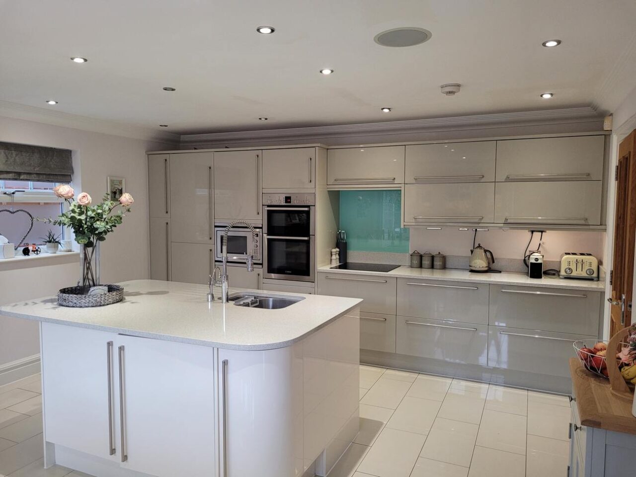 Jade Grey & Ivory Gloss Kitchen & Island Bosch Franke Elica Appliances Quartz Worktops