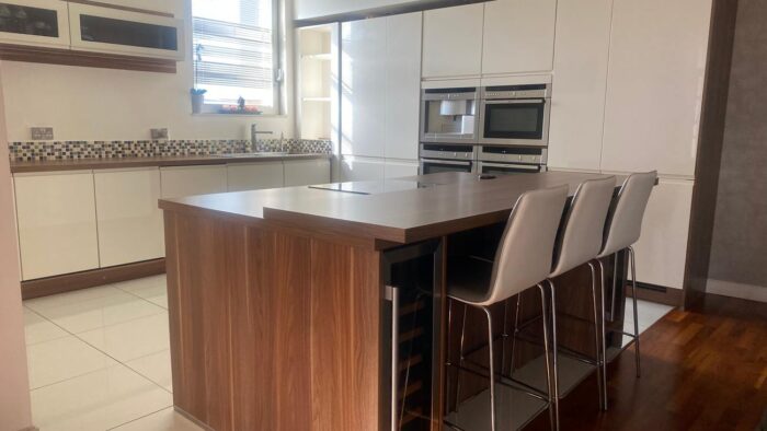 Kutchen Haus Cream Gloss Handless Kitchen & Island - Breakfast Bar Neff CDA Appliances Wood Effect Worktops