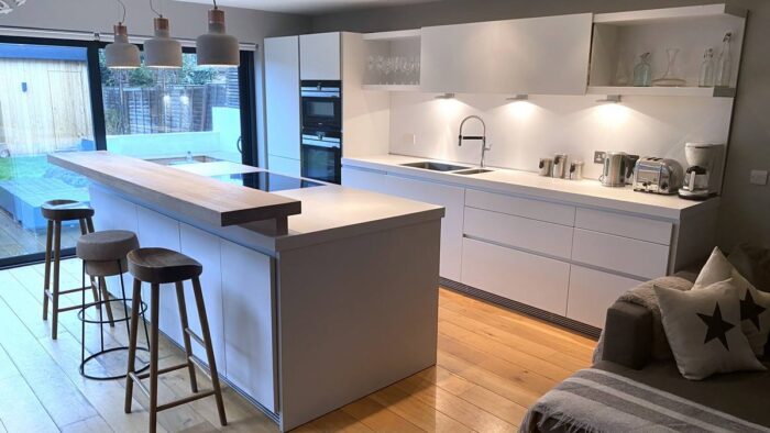 Bulthaup Matt White Handless Kitchen & Island Siemens Neff Appliances White Bulthaup Worktop & Breakfast Bar