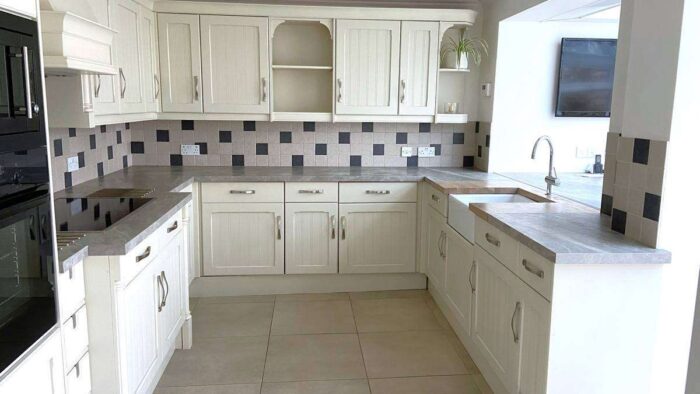 Buttercream Shaker Wood Door Pilaster Kitchen AEG CDA Baumatic Bosch LEC Grohe Appliances Grey Laminate Worktops