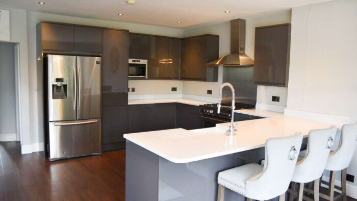 Large Modern Howdens Grey Gloss Kitchen Samsung Lamona Bertazzoni Appliances Granite Worktops.