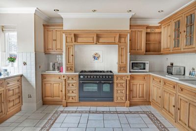 Clive Christian Ornamental Pilaster Kitchen + Dresser & Utility Room – 3832163