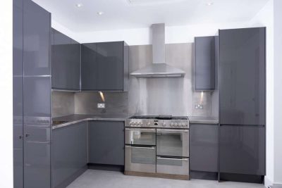 Modern Howdens Grey Gloss Kitchen – Stoves Lamona Appliances – Stainless Steel Worktops