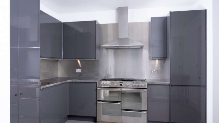 Modern Howdens Grey Gloss Kitchen – Stoves Lamona Appliances – Stainless Steel Worktops