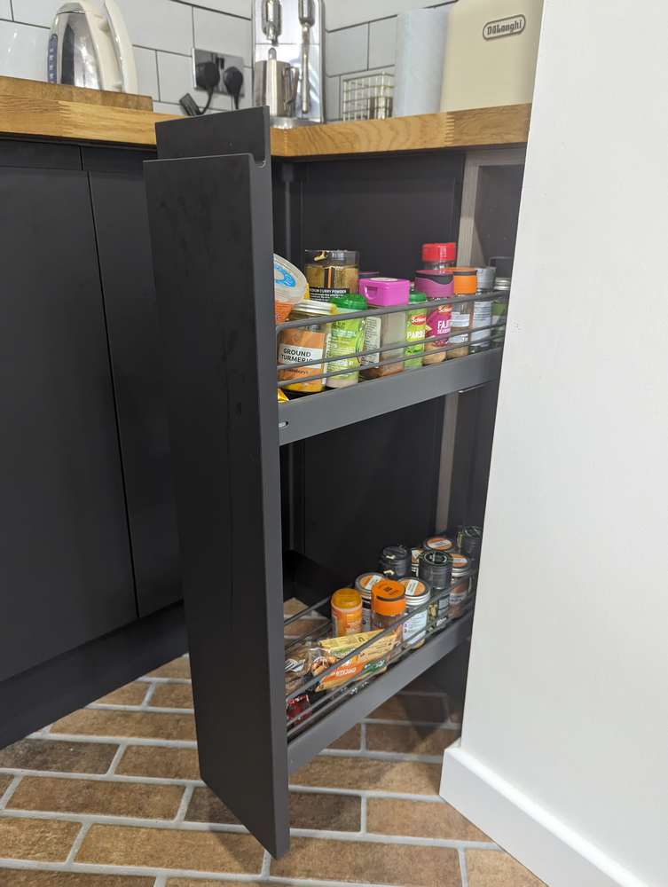 Kitchen cupboard deals shelves howdens