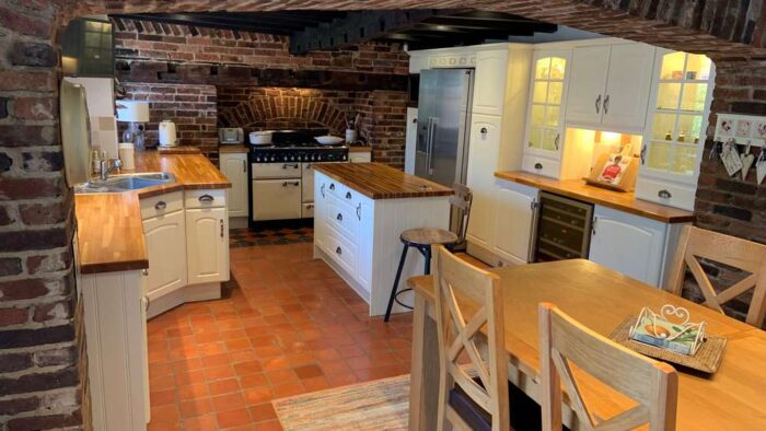 raditional Large Country Cambridge Buttercream Kitchen & Island Neff Appliances Solid Beech Wood Worktops Latch Handles