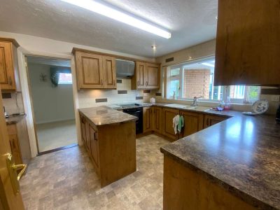 Howdens Country Style Traditional Kitchen – Bosch Neff Appliances + Worktops