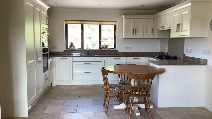 Mackintosh Chamfered Ivory Shaker Traditional Kitchen & Table – Neff Appliances – Granite Worktops