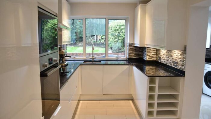 Howdens White Gloss Modern Kitchen & Utility Room – Bosch Appliances – Black Quartz Worktops