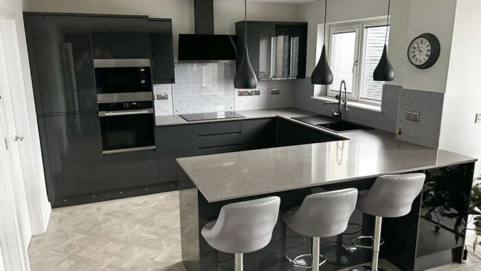 1 Year Howdens Clerkenwell Charcoal Gloss Kitchen – Lamona Hot Point Appliances – Grey Quartz Worktops