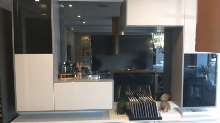 Ex Display Schuller Gala High Gloss Lacquered  TV Wall Display - Silestone White Worktops - Glass Mirror Glass Splashbacks