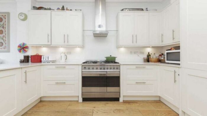 Bespoke White Shaker Modern Kitchen & Peninsular – Smeg Appliances – White Granite Worktops