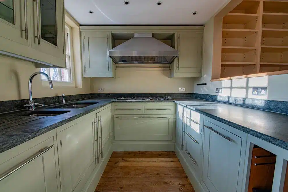Large Modern Mark Wilkinson Luxury French Grey Kitchen & Butler Pantry – Wolf Subzero Miele Appliances – Marble effect Granite Worktops