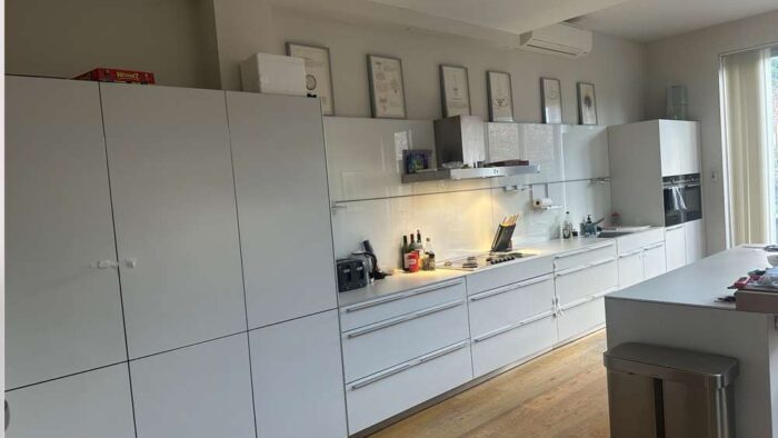 Modern Bulthaup White Kitchen & Matching Island – Siemens Hob Extractor – Granite Worktops with Wooden Breakfast Bar