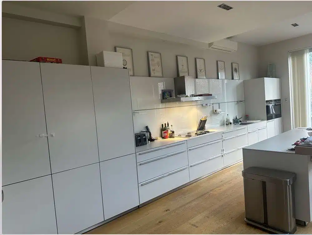Modern Bulthaup White Kitchen & Matching Island – Siemens Hob Extractor – Granite Worktops with Wooden Breakfast Bar