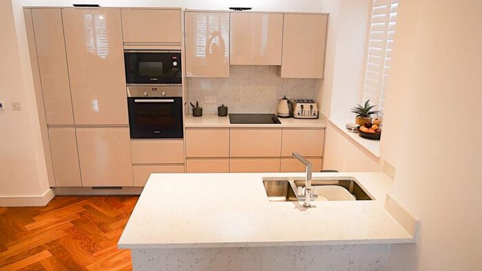 Paula Rosa Manhattan Cashmere Grey Gloss Kitchen & Peninsular – Select Bosch Fisher & Paykel Appliances – Granite Worktops